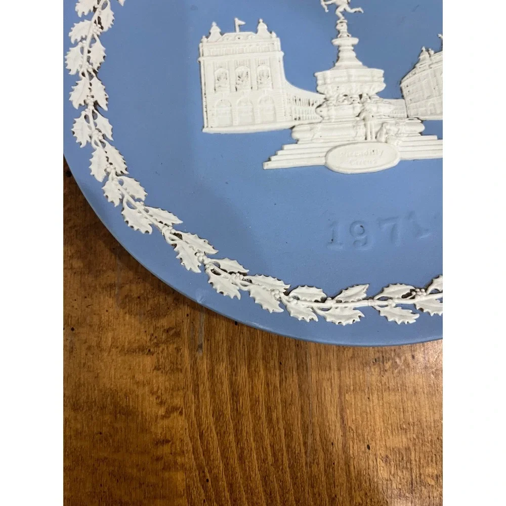 Wedgwood Jasperware Christmas 1971 Plate Piccadilly Circus Blue White England 8